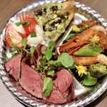 ファイ - ローストビーフは山わさびソース付き