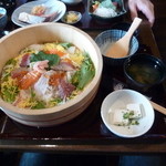 桶盛海鮮ちらし　800円　マグロ　かんぱち　鯛　サーモン　いくら　冷奴　しじみ汁　漬物　