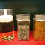 辛いラーメン14 - 卓上の調味料