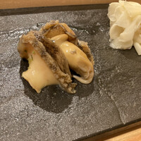 まんてん鮨 日比谷オクロジ店 - 今日のお気に入りから一品、鮑煮。大きく立派な鮑は食べ応えありながら柔らかく、ずっと食べていたい。