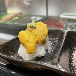すしの鮮昇 - 紫雲丹
            風味良く贅沢なコクが広がる。
            雲丹押しの海鮮丼が多い函館で食べる特別感のある雲丹はお塩で。