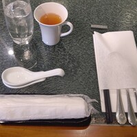 中国料理 「王朝」 ヒルトン名古屋 - テーブルセッティング♪
                    お水・ジャスミンティー♪