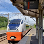 Inaho - 帰りの鷹ノ巣駅ホーム
      行きは各駅停車で1時間半の道程でしたが、
      戻りは特急の秋田止まりで一時間程、
      安心して爆睡しました！笑笑