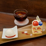 CASA DE GAZTA - 苺のチーズショートケーキ、ゲタリアイス