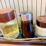 Kusamura - 卓上調味料（これ以外にラー油もあります）胡椒とお酢の容器が永福大勝軒と同じですね。