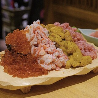 Kobore Sushi (4 types of luxury) Salmon roe, snow crab, sea urchin, tuna tataki