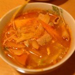 あかり - ホルモン鍋（コプチャン・チョンゴル）　牛ホルモンを牛骨ベースのやや辛なスープで煮込んでます。