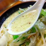 大恵鮨 - 【2021.8.15(日)】濃厚塩タンメン(並盛・120g・1辛)800円のスープ