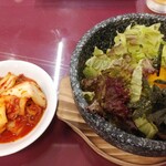 韓国家庭料理 エモヤ - 左：キムチとカクテキのお代わりはセルフで