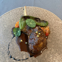 プレヴナンス - メインお肉料理：ラム 下にラタトューユが隠れています。ラムはソテーした後に藁で燻製にしているんですって。スモーキーでワイルド！