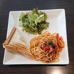 Nagahama Kohi - 大盛りプッタネスカ&野菜サラダ&ホットサンド