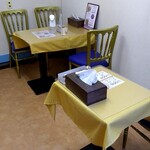 アジアンスターケバブ - 店内は二卓のみ