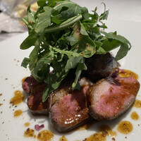 ウラノ - シャラン鴨のローストの燻製、ルッコラ、セルバチコ、ブータンノワール