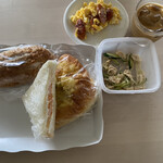 スーパー アークス - 料理写真:アークス購入のパン（サンドイッチは別）
とささみサラダ材料
娘の朝食♪（卵、アルトバイエルンは息子宅の冷蔵庫より持参）