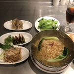 頂上麺 筑紫樓 ふかひれ麺専門店  八重洲店 - フカヒレ入り冷やしつゆそば、クラゲの冷菜、ピータン、搾菜、青菜の炒め、黒烏龍茶