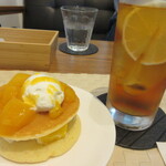アンヴェイ カフェ - マンゴーパンケーキ220円と、ランチにセットのアイスティー