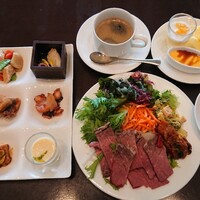 ALL FLAGS(神戸メリケンパークオリエンタルホテル) - ステーキは脂肪注入肉なので柔らかいけど…白身魚のフリットは固くクリームソースの味はしなかった。