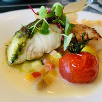 フレンチ ベイ・ビュー - シマアジのオーブン焼きバジル風味  
                    ジュ・ド・コキヤージュのナージュ仕立て 