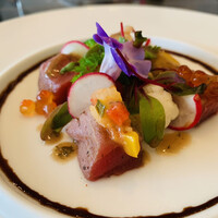 フレンチ ベイ・ビュー - マグロとペティラタトゥイユのパヴェ仕立て 
                    バルサミコソース　ミント風