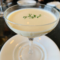 フレンチ ベイ・ビュー - ビシソワーズとコンソメのパリソワール 
                      カクテルグラス＋キャサリン 