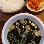 1985年創業 苫小牧老舗焼肉 金剛園 本店 - 定食のライスと漬け物　ボリュームランチのスープ