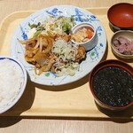 築地食堂源ちゃん - 油淋鶏と豚肉の旨辛ポーク定食、990円。