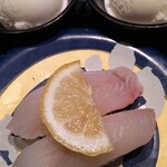 回転寿司酒場 銀座沼津港 - ヒラメ　バニラアイス