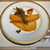 洋食 つばき - タスマニアサーモンのスモーク、きんぴらごぼうバルサミコ、ケッパー添え