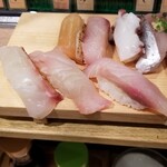 魚がし日本一 立喰寿司 - 本日のイチオシ白身３貫セット(手前)