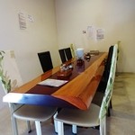 麺’s たぐち - テーブル席もカフェのよう