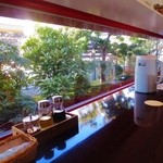 麺’s たぐち - カウンター前の一枚ガラスからは庭園が。。。
