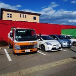 畑の前の赤いコンテナのような店の前は来店客の車で一杯