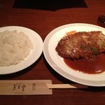 洋食 金宝堂 - ビーフカツレツ1600円とライス200円。