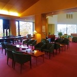 ホテル四季彩 - 広々としたロビーからは秋の紅葉が。。。