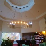 ホテル四季彩 - 高い天井で圧迫感がないロビー