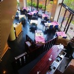 ホテル四季彩 - ロビーからレストランを臨む