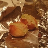 リストランテ ラ・バリック トウキョウ - お通し
                小さいホットドッグみたいな。ホイルを開けていただきます。一口サイズ。