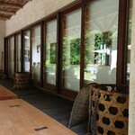 慈久庵 - ベンチに座って待ちます