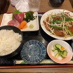 はなの舞 - 鶏レバニラ炒めと刺身定食