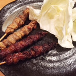 Hakata Yakitori Kawaan - とり皮白&黒