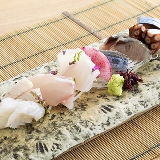 Enjoy local Fukui seafood and seasonal seafood from all over the country
