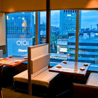 ゆったりくつろげる明るい店内