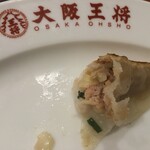 大阪王将 - 味の方ですが、『餃子の王将』の餃子よりも、ニンニクは多少ですが効いていますが、野菜の部分が多めで、アッサリしています。