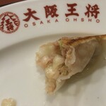 大阪王将 - 味の方ですが、『餃子の王将』の餃子よりも、ニンニクは多少ですが効いていますが、野菜の部分が多めで、アッサリしています。