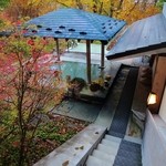 ホテル四季彩 - 紅葉の中の露天風呂