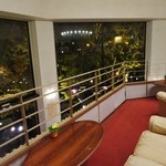 ホテル四季彩 - ロビーからライトアップされた木々の緑が。。。