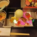 ホテル四季彩 - 秋の味覚集い
      落ち鮎煮浸し　エリンギ胡桃和え　甘柿紅葉羹　秋茗荷ずんだ和え　鶏ささ身燻製　柿玉子　雲丹チーズ