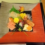 ホテル四季彩 - 向附け　 行秋の吹き寄せ盛り　 山海の幸五種　紅葉人参　あしらい一式