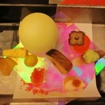 ホテル四季彩 - 秋の味覚集い
      落ち鮎煮浸し　エリンギ胡桃和え　甘柿紅葉羹秋茗荷ずんだ和え　鶏ささ身燻製　柿玉子　雲丹チーズ