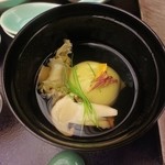 ホテル四季彩 - 先吸椀　　　　　　　　　 御月見椀　焼松茸　花弁茸　芽葱　口柚子　三色菊　吸口仕立て